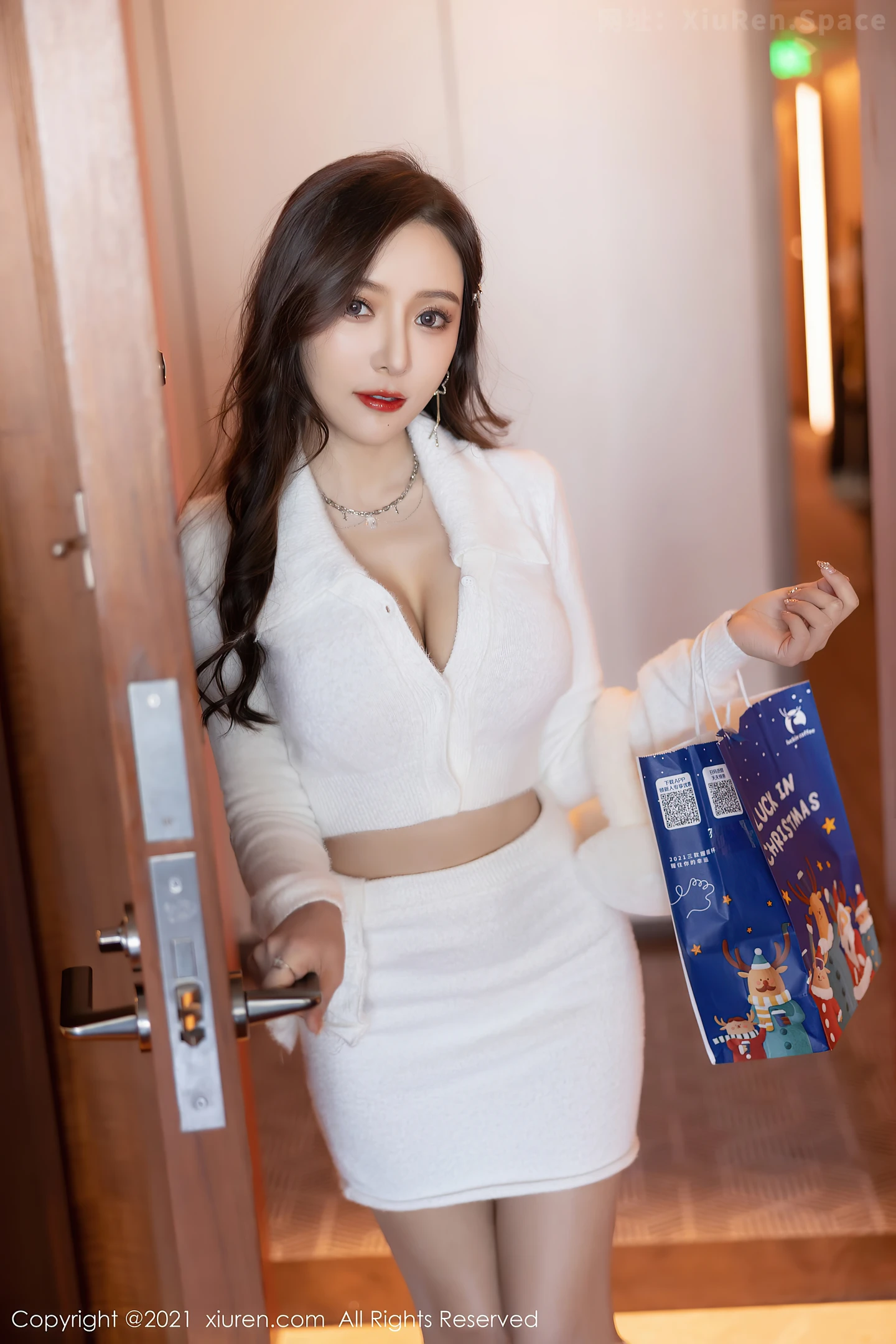图片[3]-[XiuRen秀人网]VOL.4359 女神王馨瑶yanni圣诞节主题红色情趣服饰配蕾丝袜火辣诱惑写真81P-秀人网官方网站